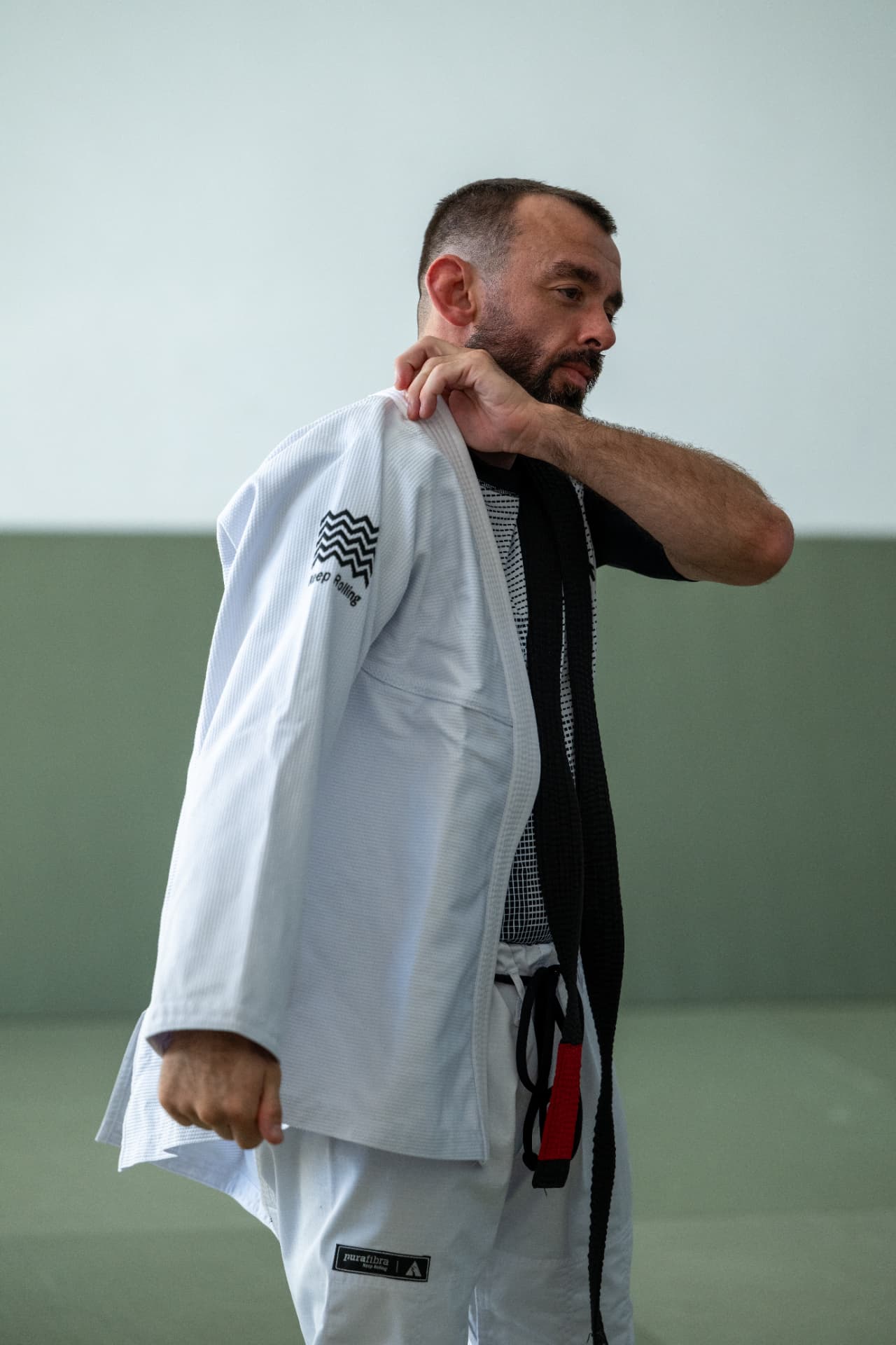 Bruno ajustando seu kimono branco