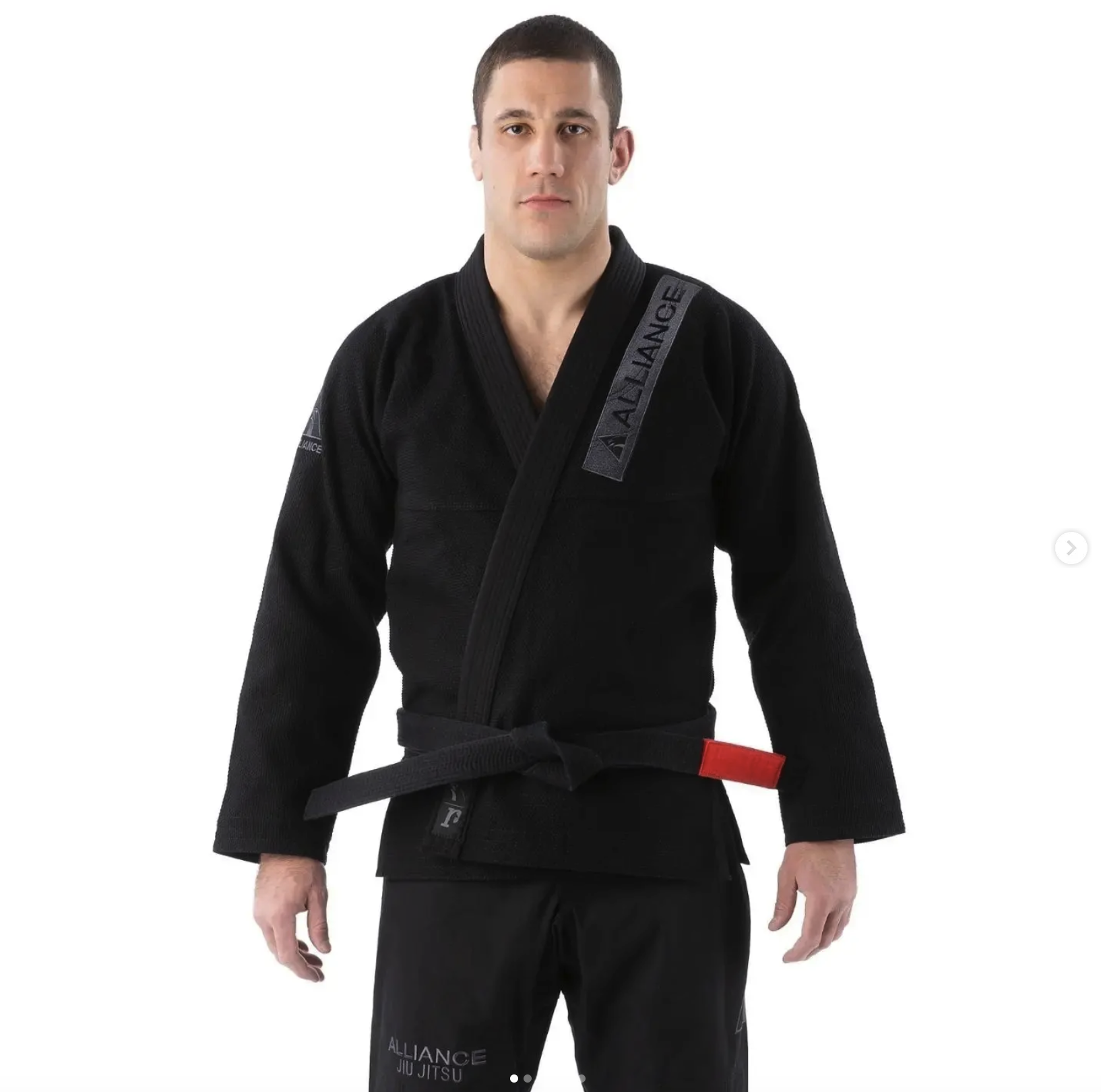 Brian vestindo um kimono preto da Alliance