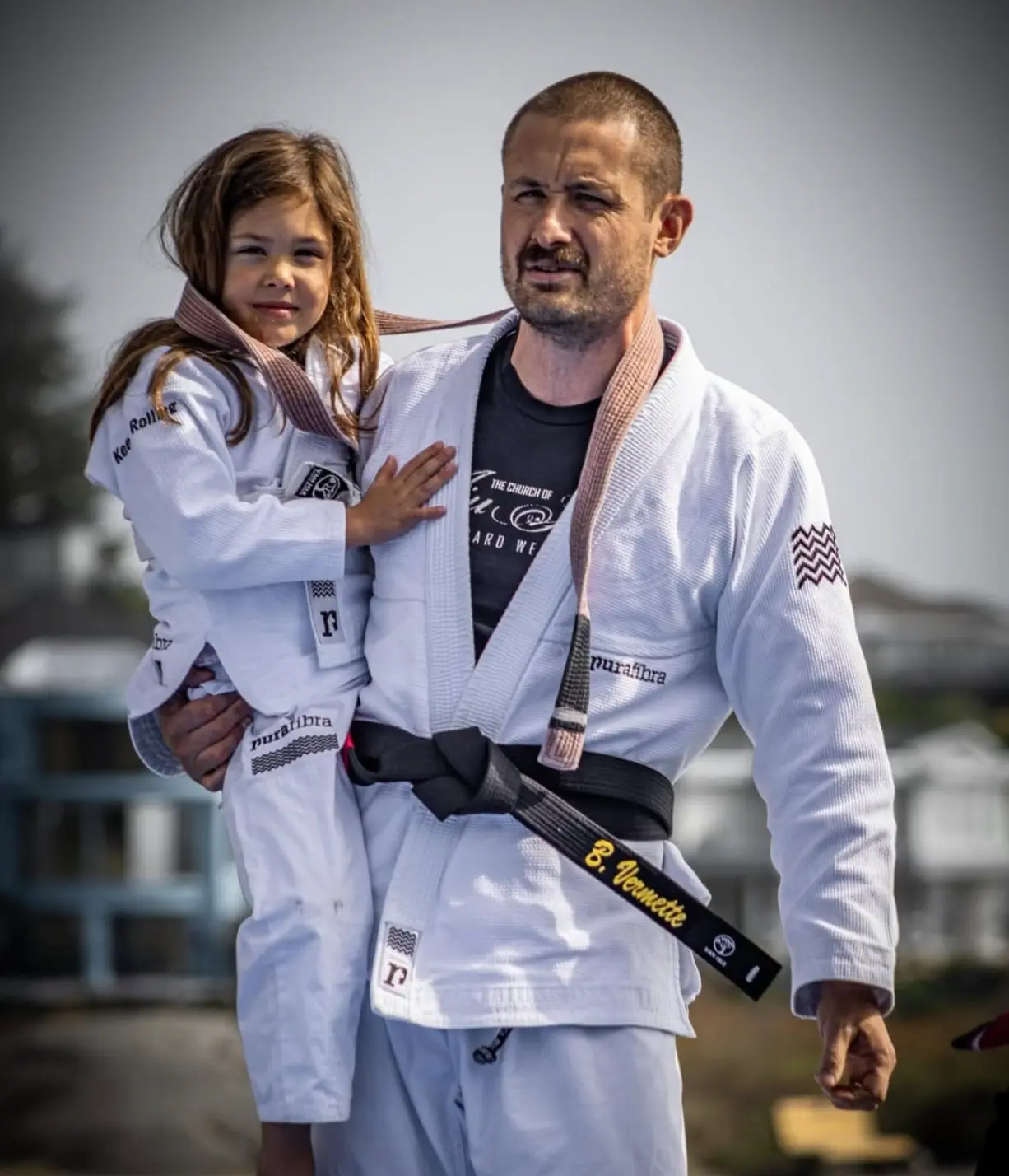 Bergan carregando Max de kimono