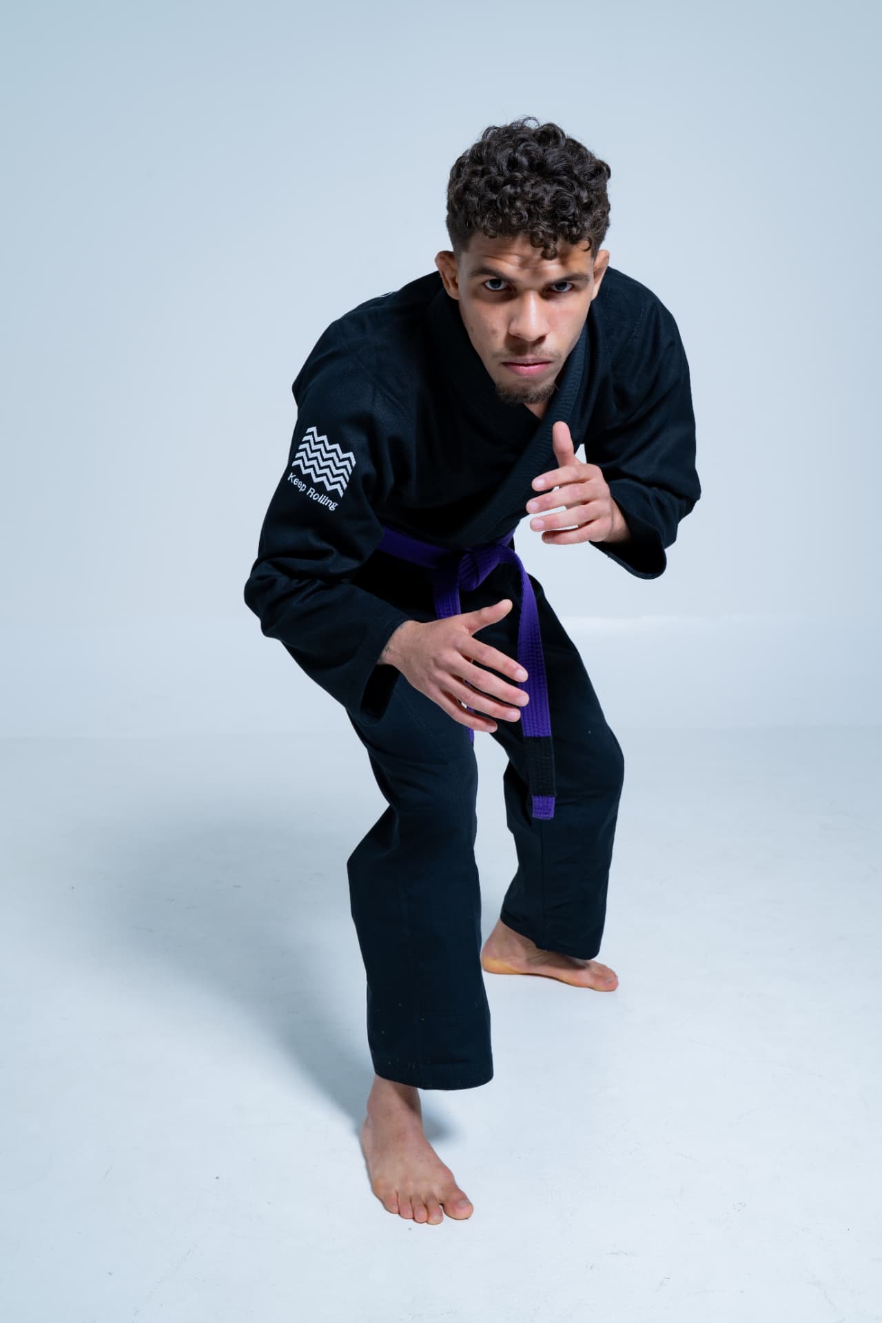 Wallison em posição de luta vestindo um kimono preto Pura Fibra