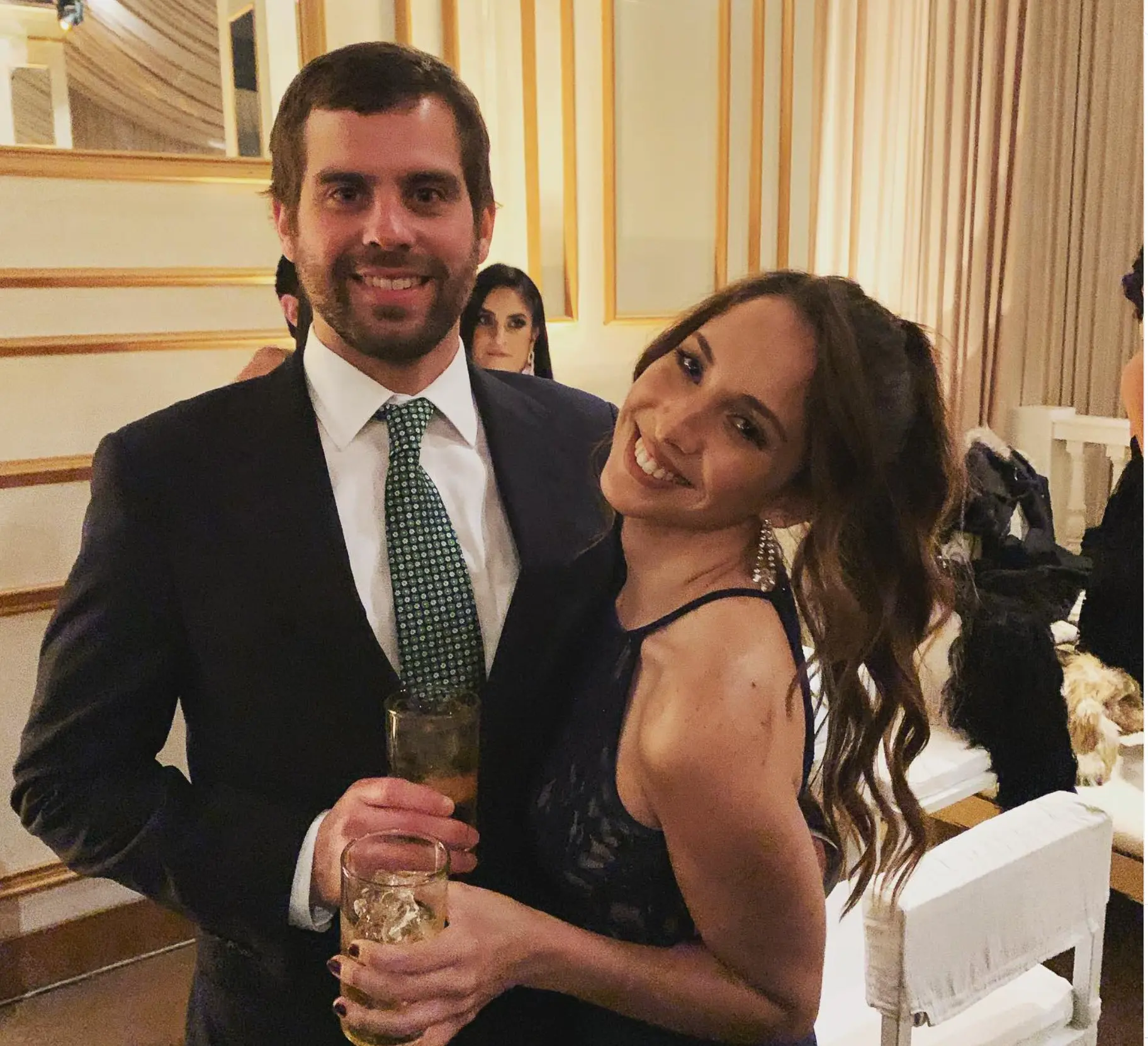 Mario e Gillian em um evento formal