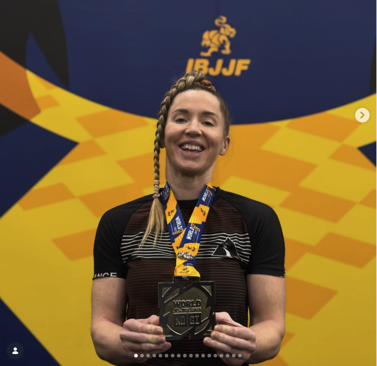 Preta segurando uma medalha do Mundial No-Gi