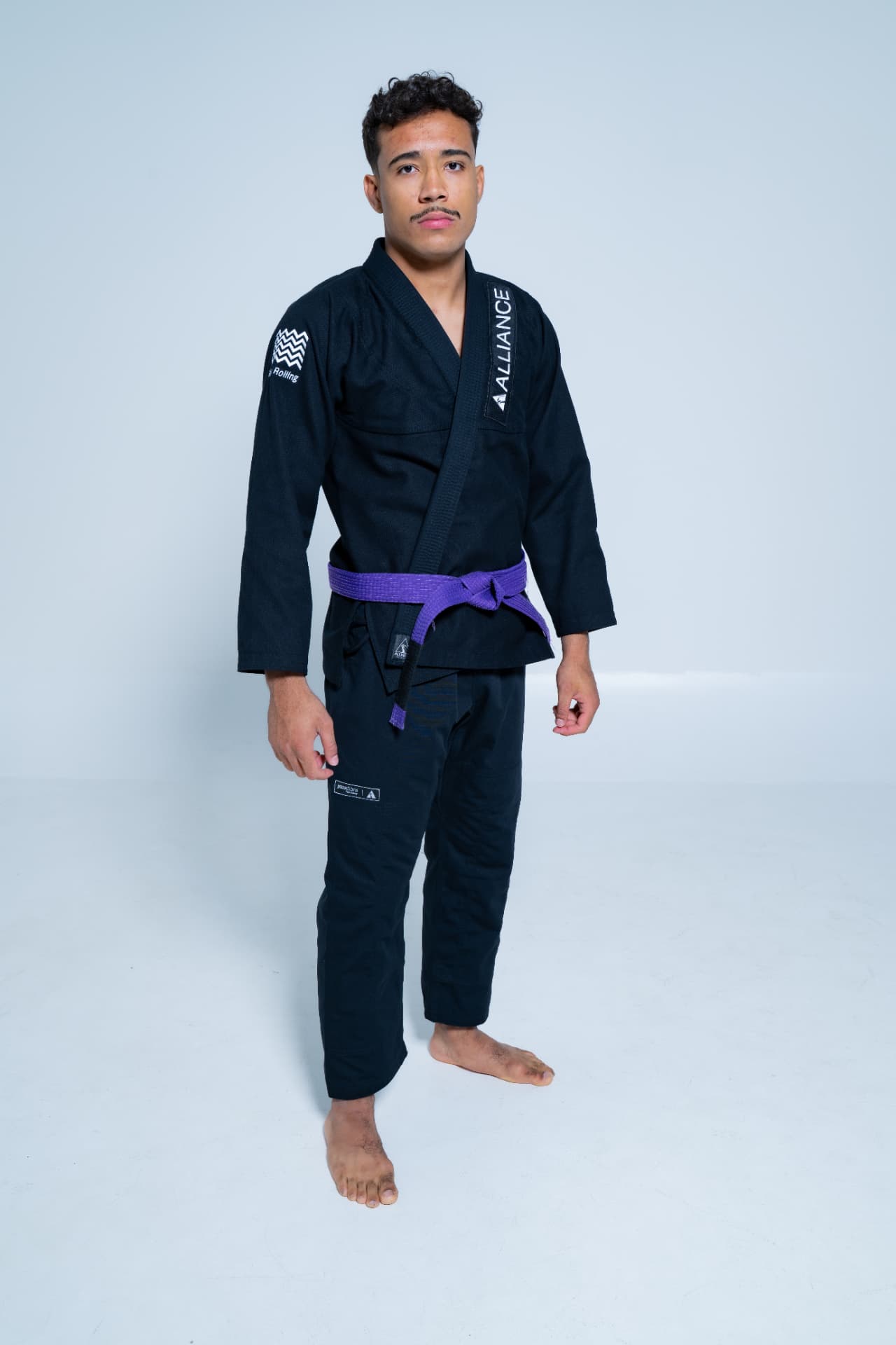 Gabriel vestindo um kimono preto Pura Fibra