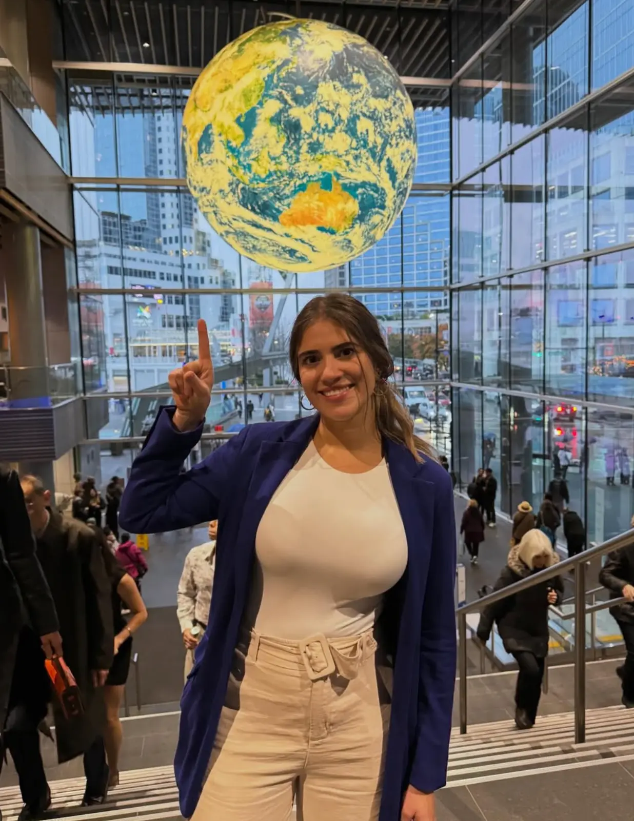 Gabi apontando para um globo suspenso