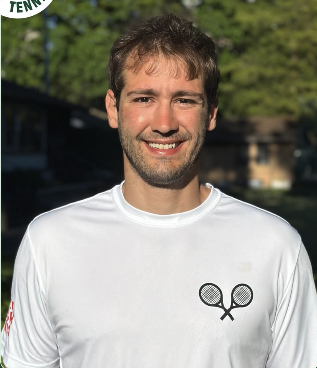 Guilherme vestindo uma camiseta branca de tênis