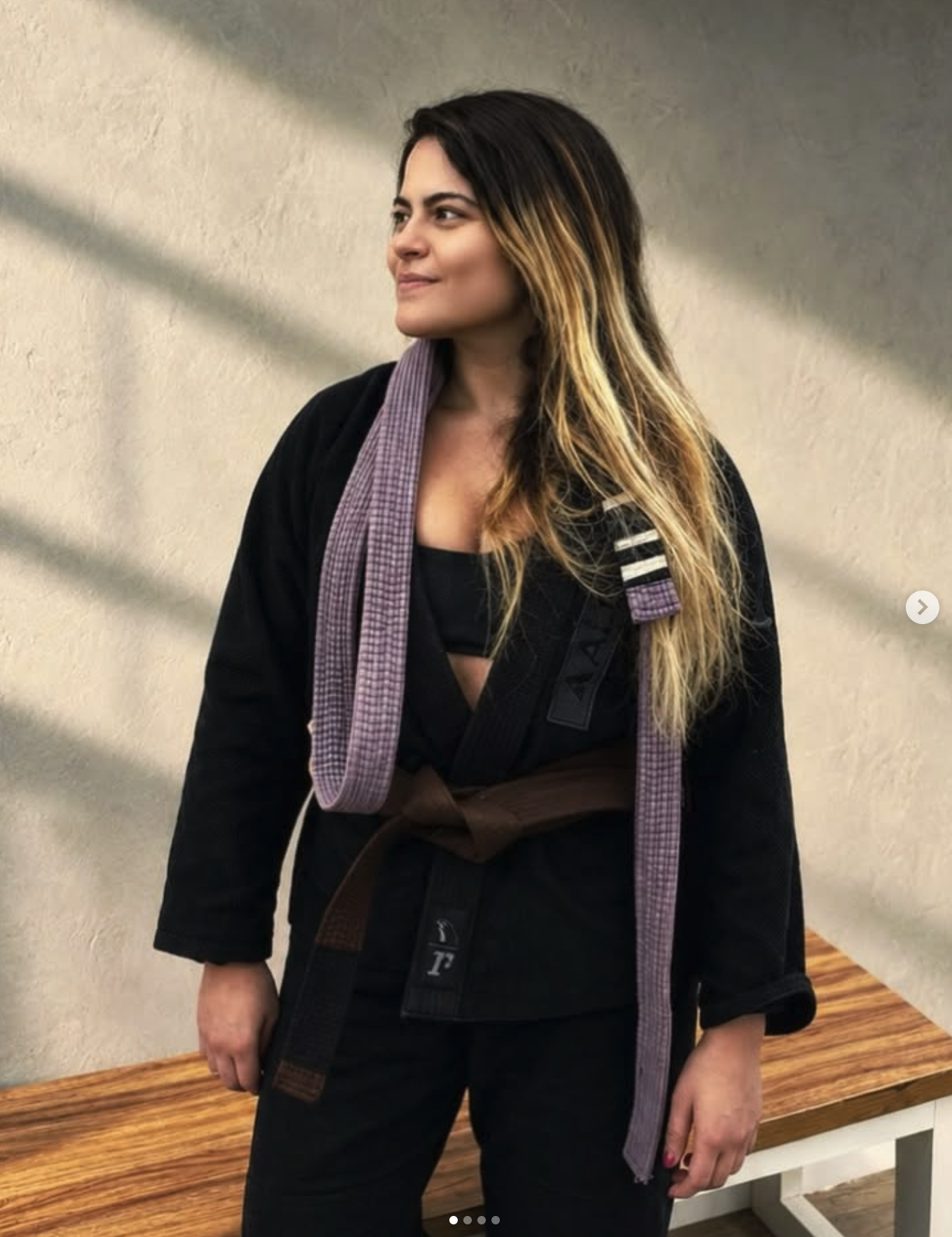 Larissa vestindo seu kimono preto e faixas