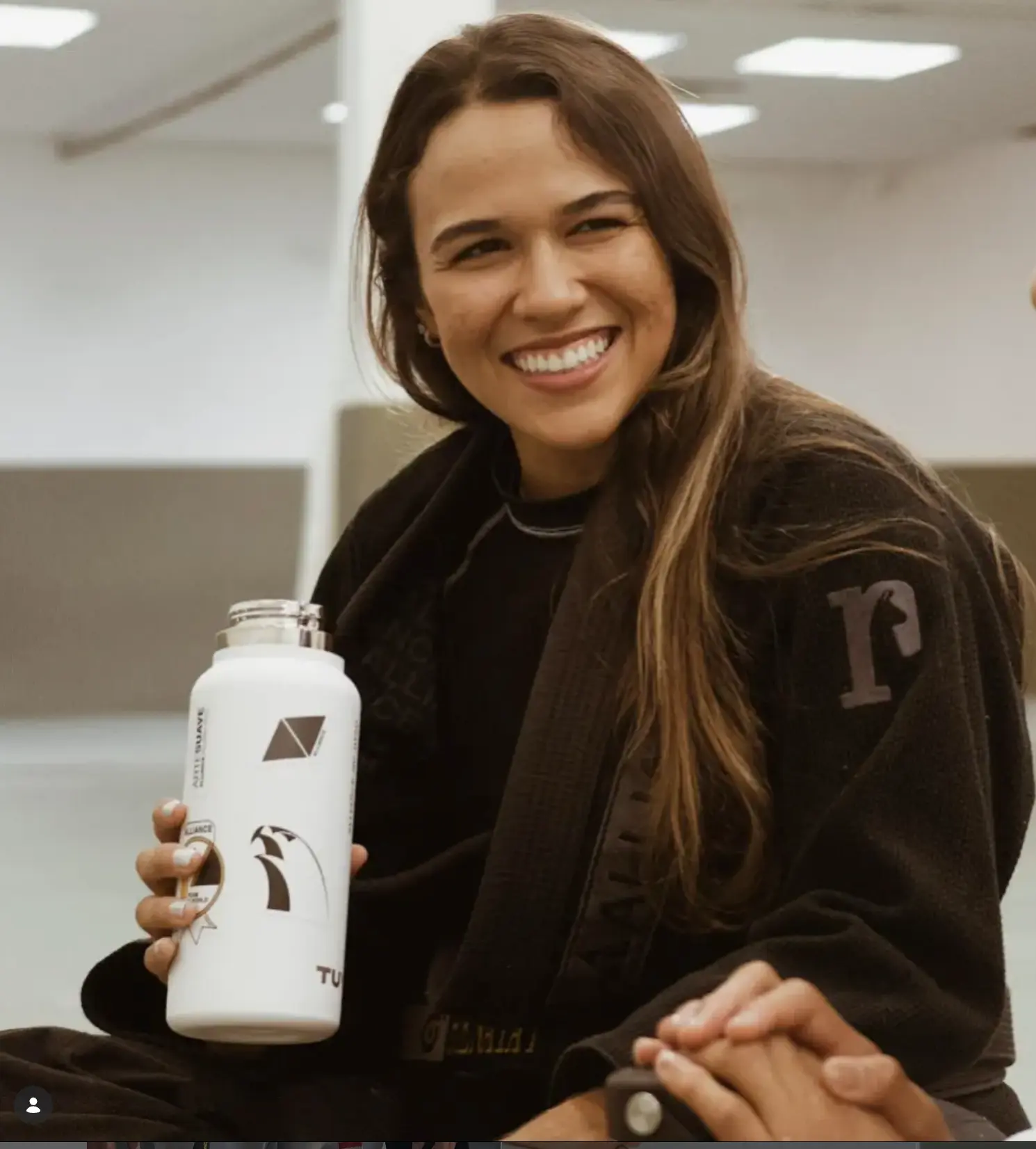 Renata sorrindo de kimono
