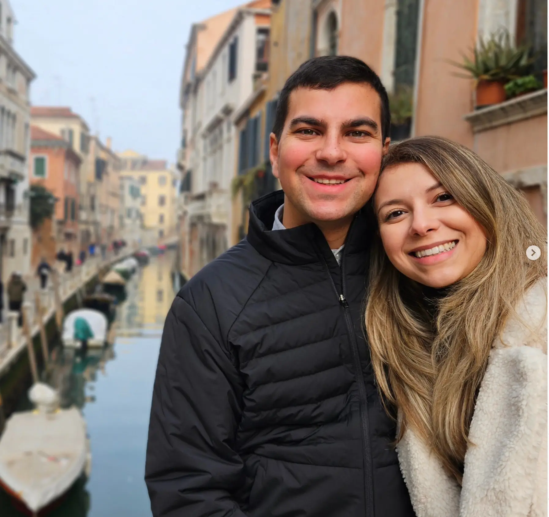 Alejo e Sophia ao lado de um canal em Veneza