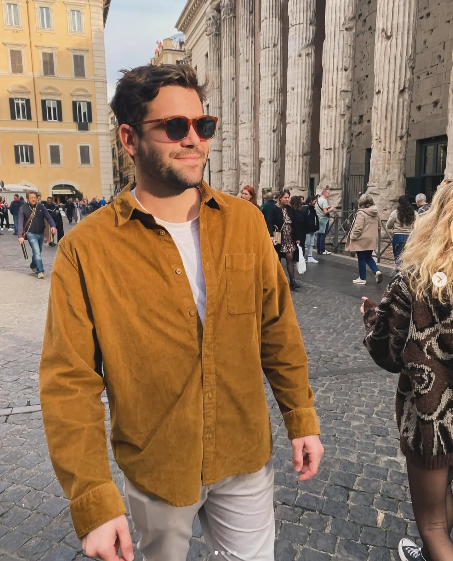 Stefano ao lado de colunas romanas