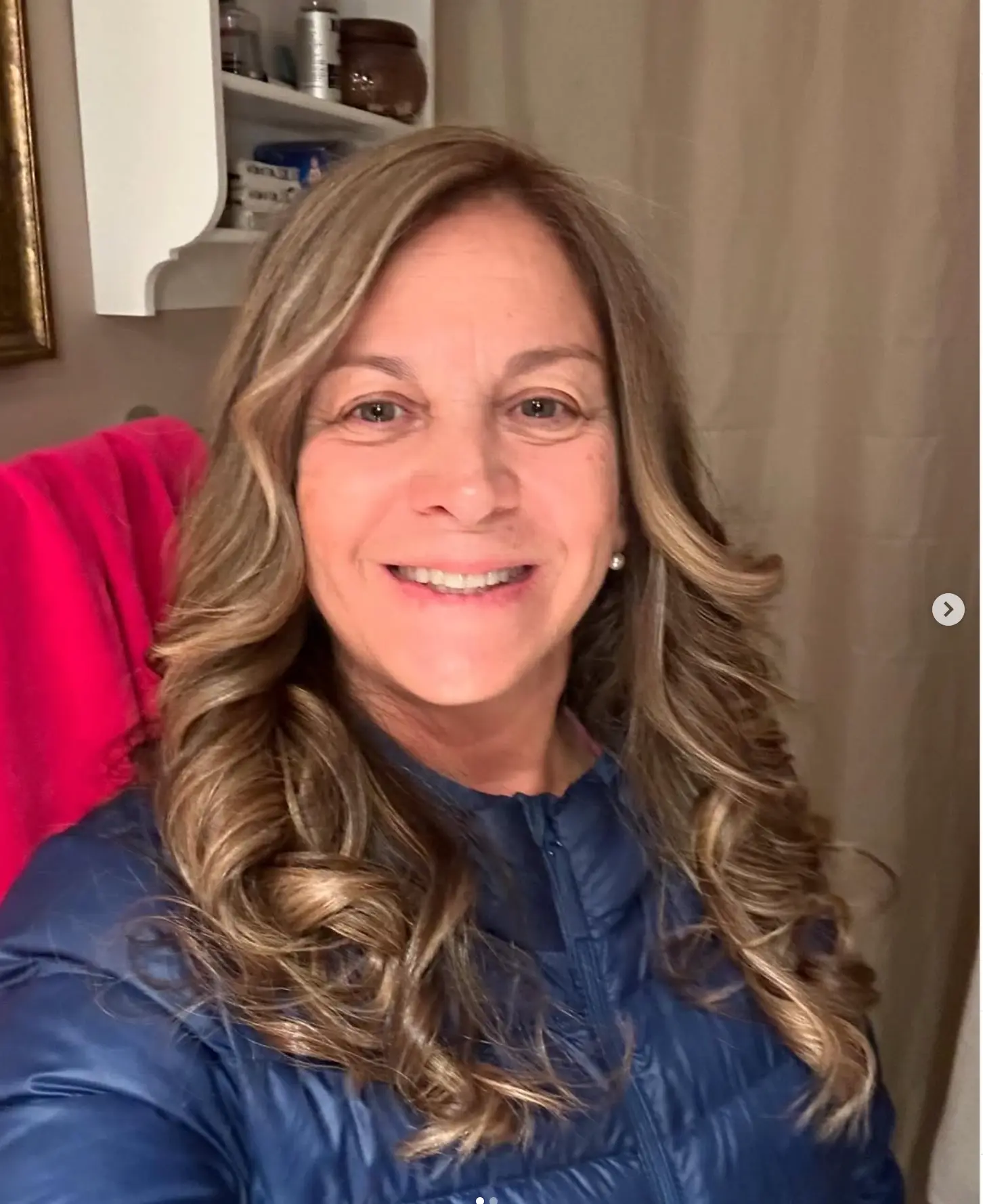 Pilar usando uma jaqueta azul