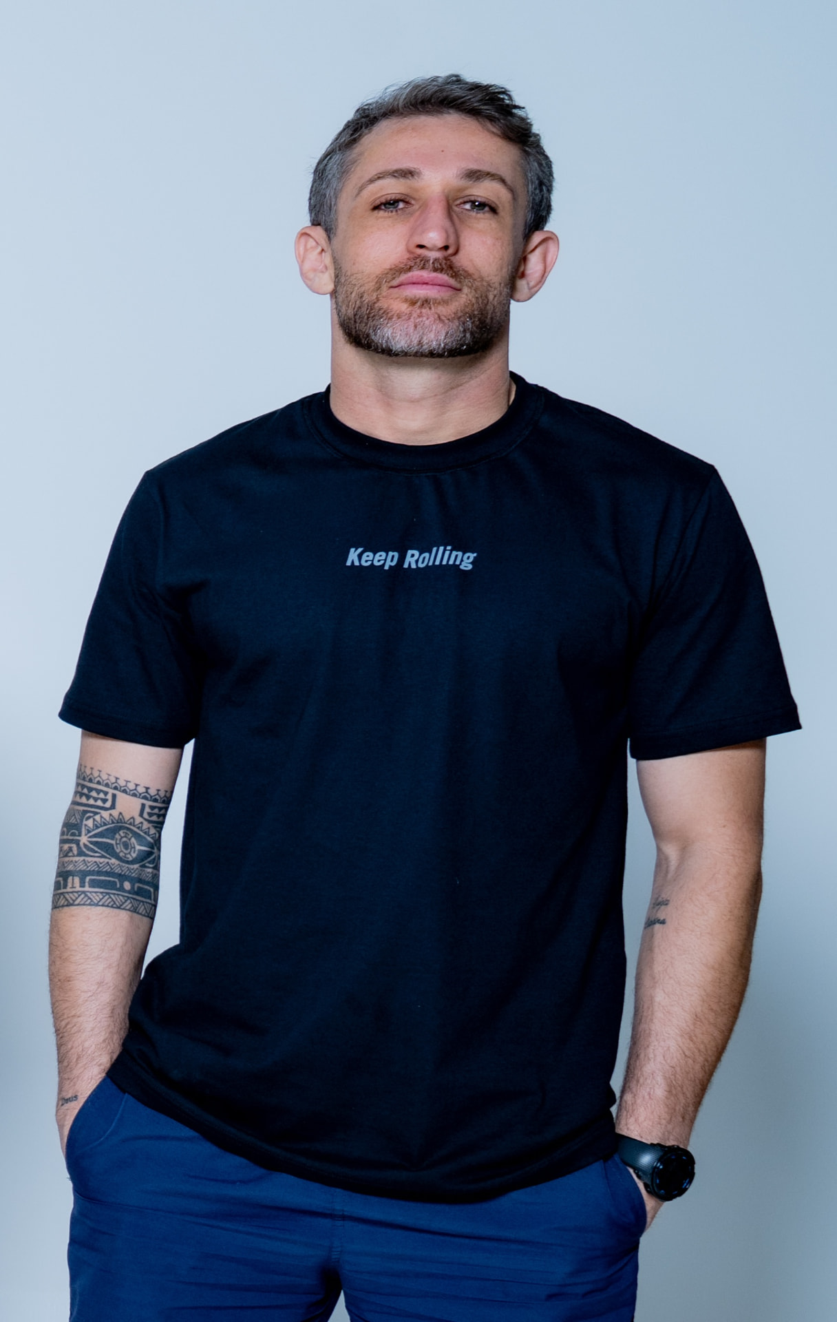 Pedro vestindo uma camiseta Keep Rolling