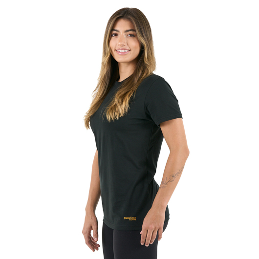 Ursula vestindo uma camiseta preta